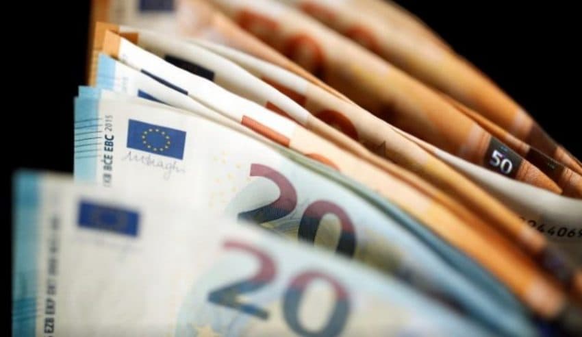 Nipi ia vodhi gjyshes në Deçan 9 mijë euro, 4 mijë euro ua dha dy personave të tjerë