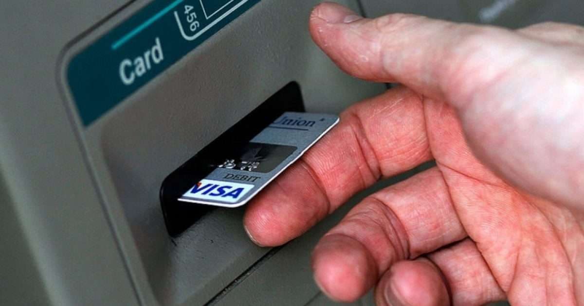 Dy të mitur nën hetim në Gjilan për mashtrim dhe keqpërdorim të kartelave bankare
