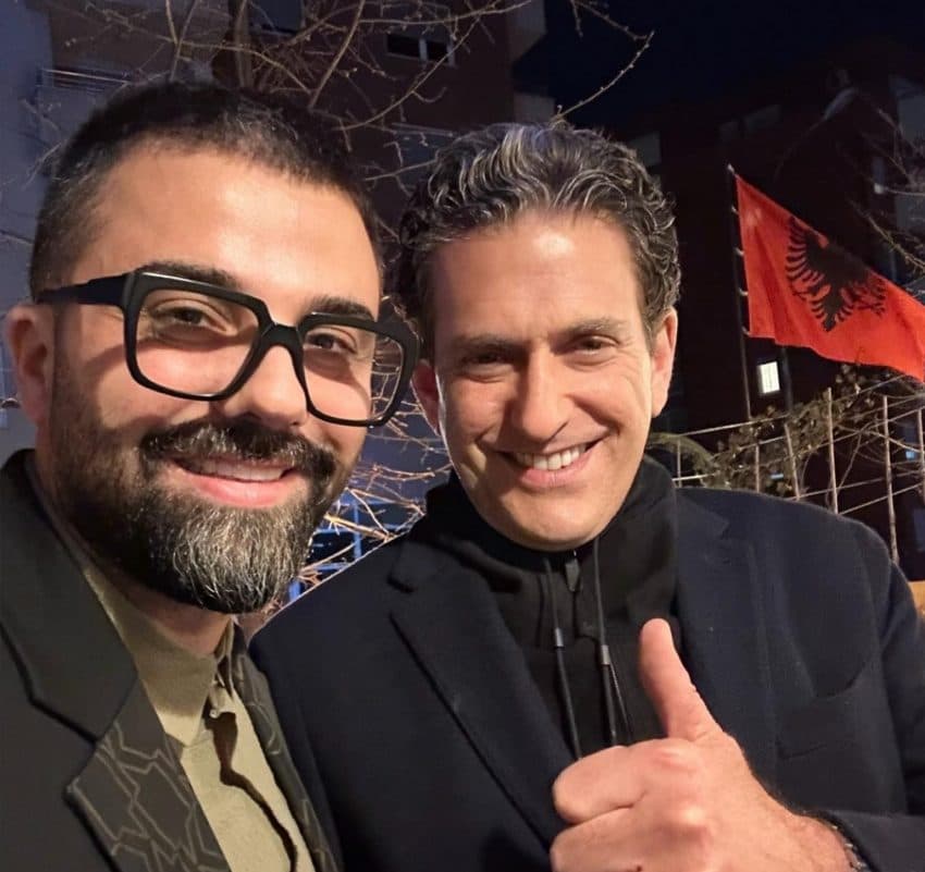 Behrami publikon fotografi me James Rubin-in: Me zëdhënësin e çlirimit dhe mikun e përbetuar të presidentit Thaçi