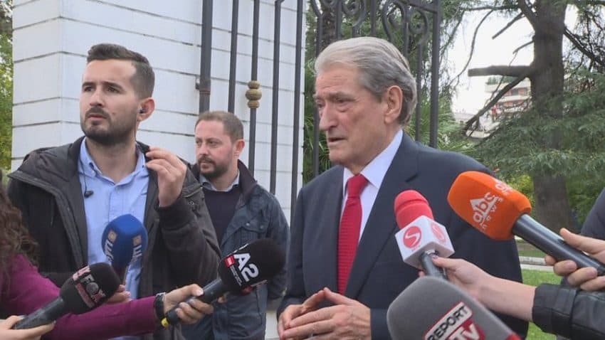 Berisha sot në SPAK, PD “rrethon” godinën