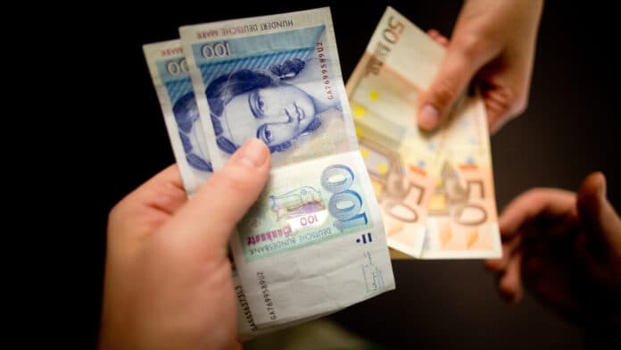 Edhe pas 23 vjetëve të euros, gjermanët ende këmbejnë marka