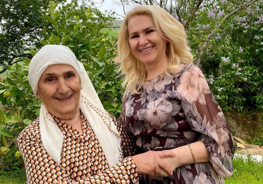 Shyhrete Behlulit i vdes nëna, i bën dedikimin emocionues