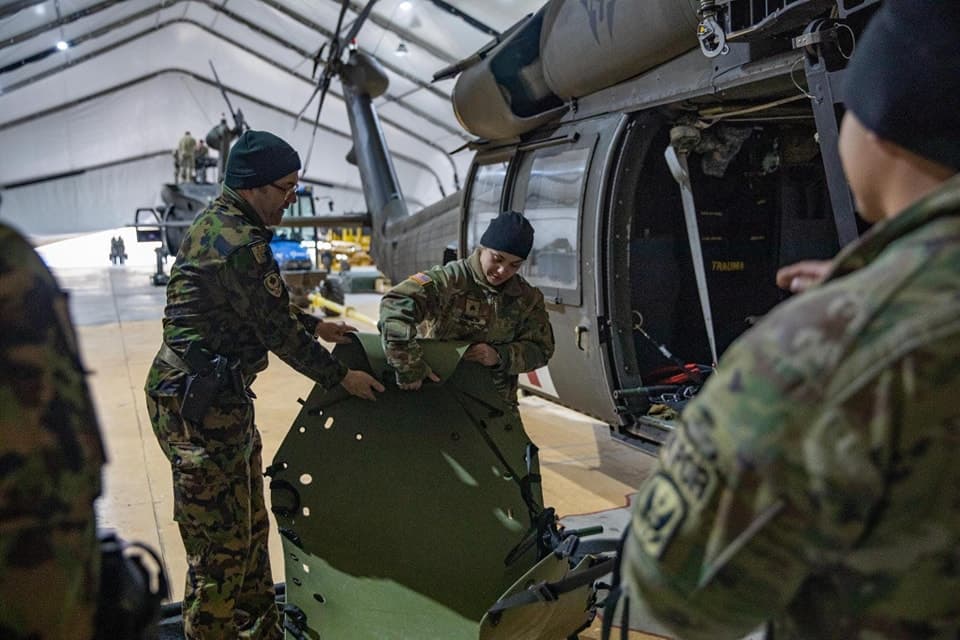 Stërvitje e përbashkët mes ushtarëve amerikanë dhe zviceranë në kuadër të KFOR-it në Kosovë