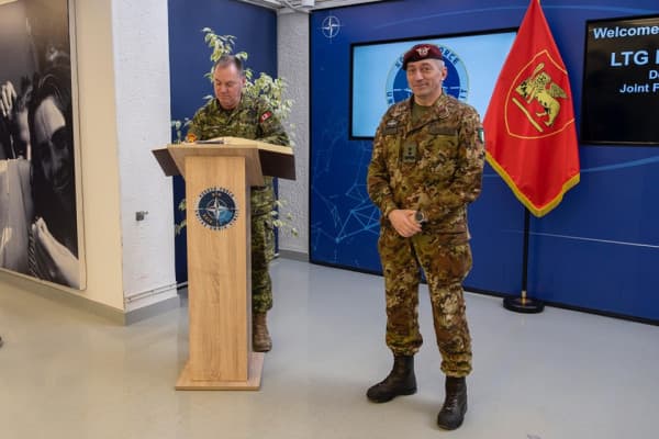 ​Zyrtari i lartë ushtarak i NATO-s vizitoi Bondsteel, takohet edhe me kreun e FSK-së