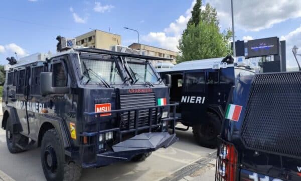 ​I mituri hedh një mjet piroteknikë në drejtim të automjetit të KFOR-it