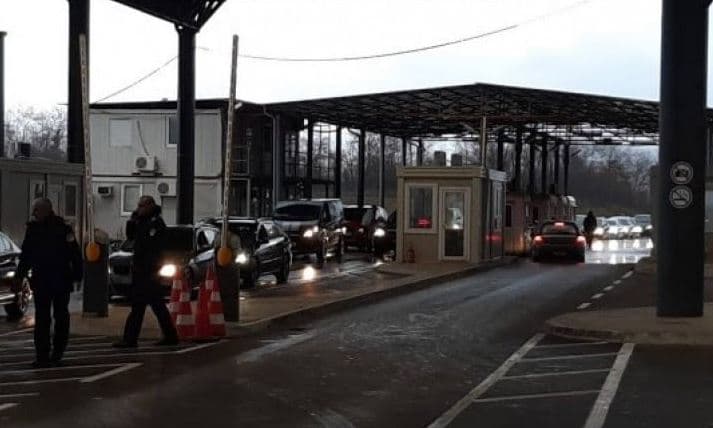 Nisin kolonat, 50 minuta pritje në Dheun e Bardhë, Merdarë 20 minuta