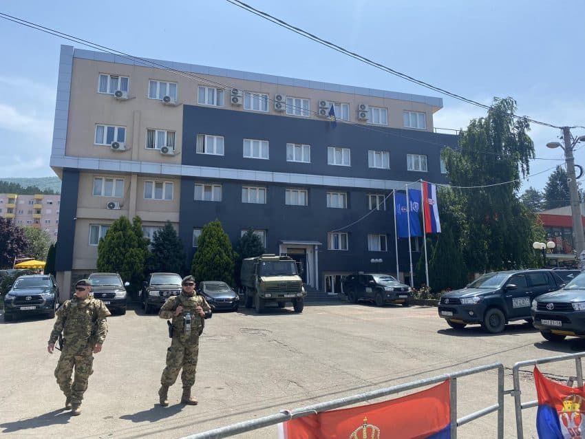 Tre persona arrestohen në Leposaviq, u zunë duke shkruar grafite në një objekt