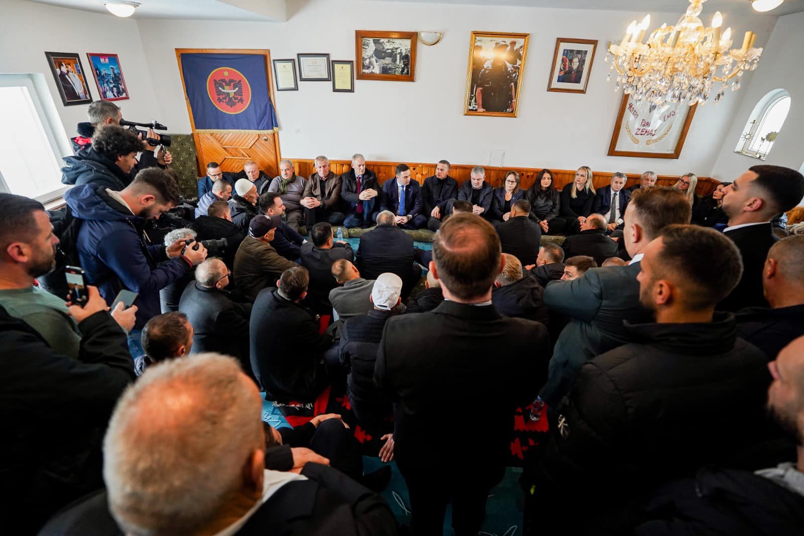 Abdixhiku në Strellc të Deçanit, kujton Kolonel Tahir Zemajn dhe takon familjarët e tij
