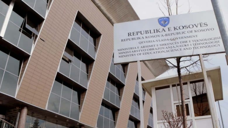 MAShTI merr vendim për rishikim të kurrikulave lëndore dhe programeve mësimore për klasat nga 1 deri 9