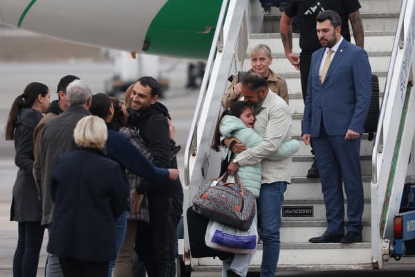 ​Pengjet bullgare të liruar nga rebelët Houthi kthehen në shtëpi