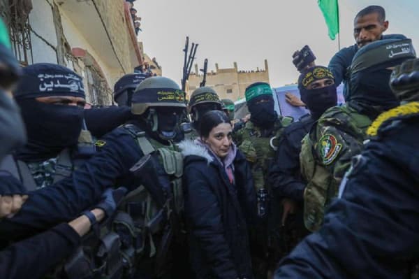 ​Izraeli liron të burgosurit pas vonesës për shkak të dorëzimit kaotik të pengjeve