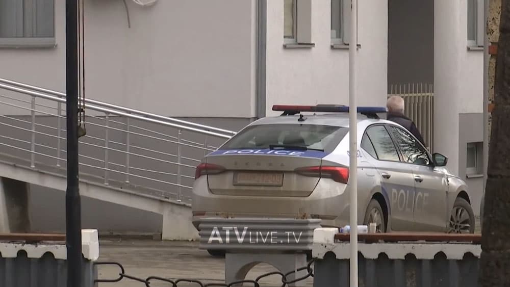 S’ka kërkesë të re për bastisje të institucioneve paralele, dëmtohen dy vula