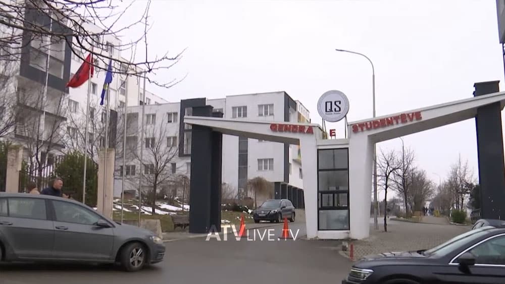 Qendra e Studentëve e rrethuar nga qentë endacak