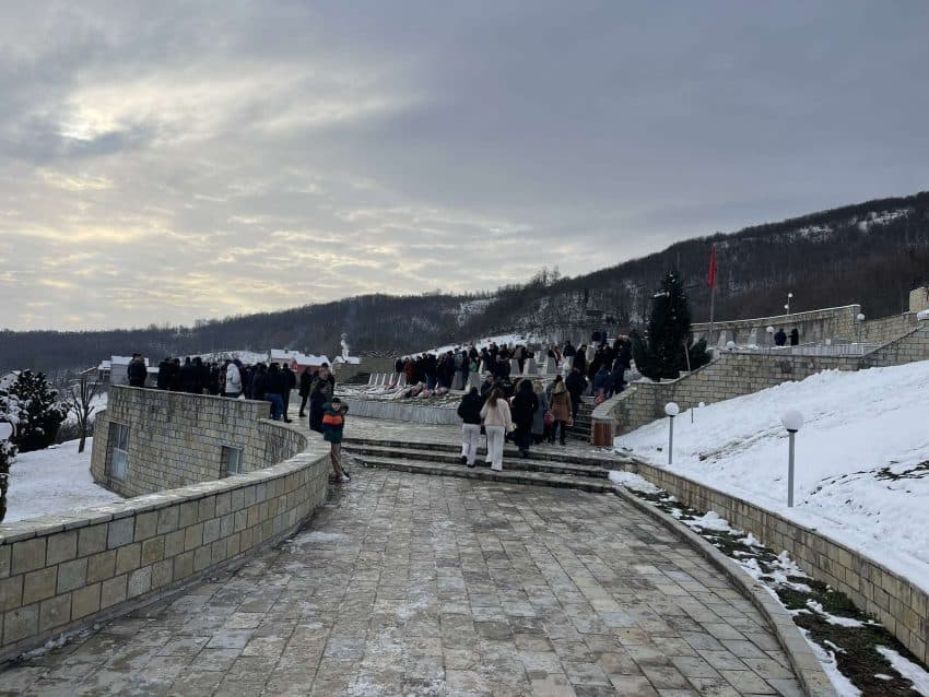 Ambasada britanike: Qëndrojmë në solidaritet me familjet e viktimave të Masakrës së Reçakut