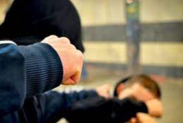 Burri rrah gruan, djali sulmon babain për ta mbrojtur nënën