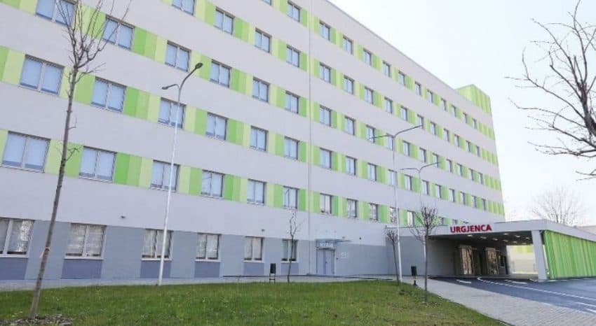 Nëna rreh mjeken pas vdekjes së djalit në QSUT