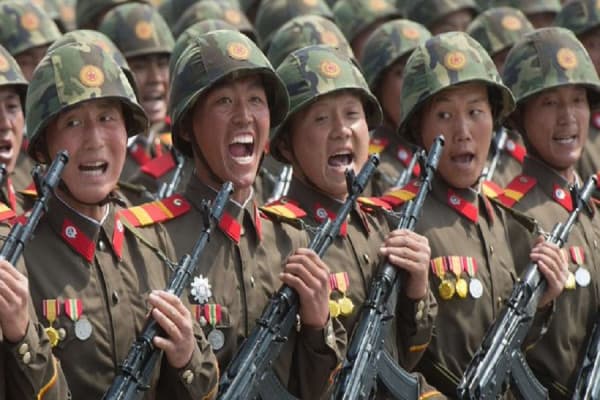​Ushtarët e Koresë së Veriut urdhërohen të vrasin veten përpara se të kapen rob