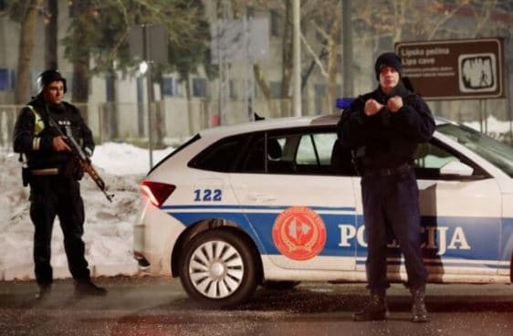 Përkujtohen 12 viktimat në Mal të Zi, vijon zemërimi qytetar për masakrën