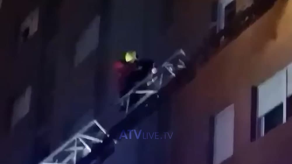 Momenti kur zjarrfikësit shpëtojnë dy fëmijë të cilët u rrezikuan nga tymi e flaka në Prishtinë