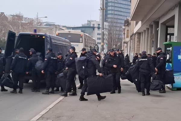 ​Asamblistët e opozitës nuk mund të hyjnë në Kuvendin e Novi Sadit, policia i largoi të gjithë nga hyrja