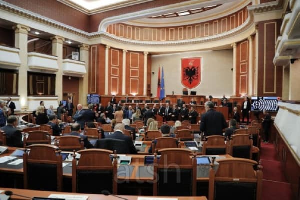 ​Tensionet në Kuvendin e Shqipërisë, shtyhet për të hënën seanca plenare