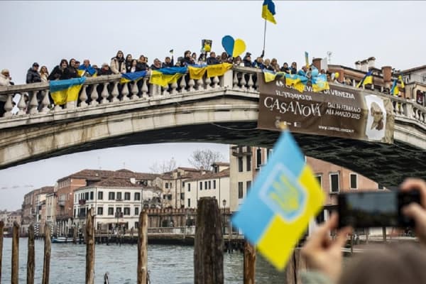 ​Gjatë karnavalit të Venecias mbahet protestë në mbështetje të Ukrainës