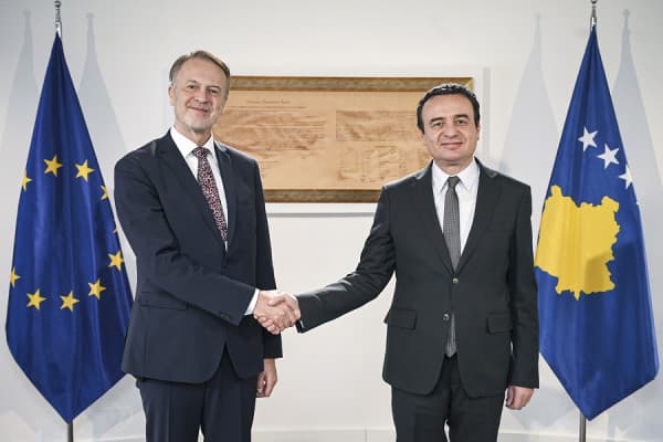 ​Zgjedhjet, heqja e masave të BE-së ndaj Kosovës diskutohen në takimin Kurti-Orav