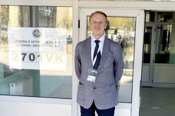 ​Orav nga një vendvotim në Vushtri fton qytetarët ta ushtrojnë të drejtën e tyre për votim