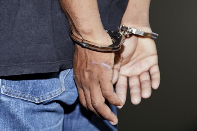 Arrestohet një person në Prishtinë, dyshohet se dëmtoi kompaninë me kontrata dhe fatura të rreme