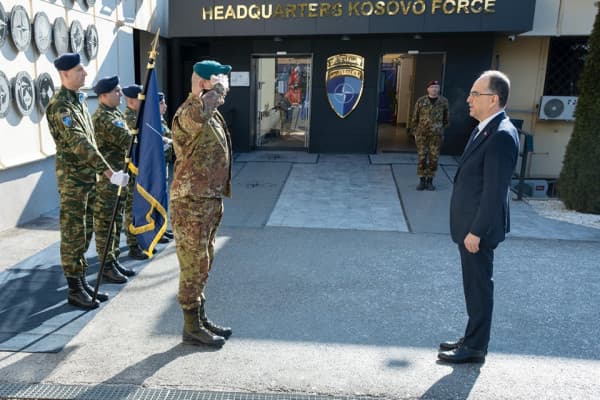 ​Begaj në KFOR, interesohet për situatën në veri