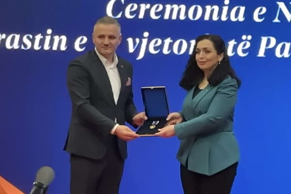 ​Osmani ndan dekorata presidenciale për nder të 17-vjetorit të pavarësisë