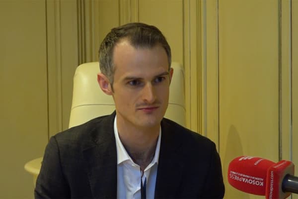 ​Graham: Koordinimi ndërkombëtar, i domosdoshëm përballë dezinformatave ruse dhe kineze