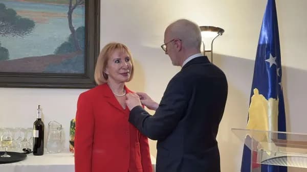 ​Ish-prokurorja Drita Hajdari nderohet me medaljen e Kalorësit të Urdhrit Kombëtar të Meritës