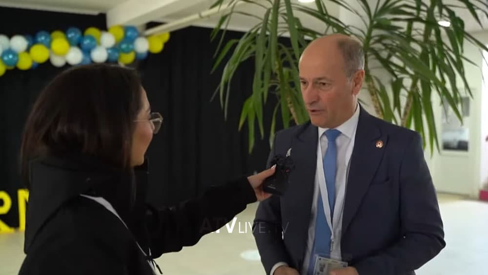Drejtuesi i qendrës më të madhe të votimit në Lipjan përmend disa probleme në proces, por thotë votimi po vazhdojnë normalisht