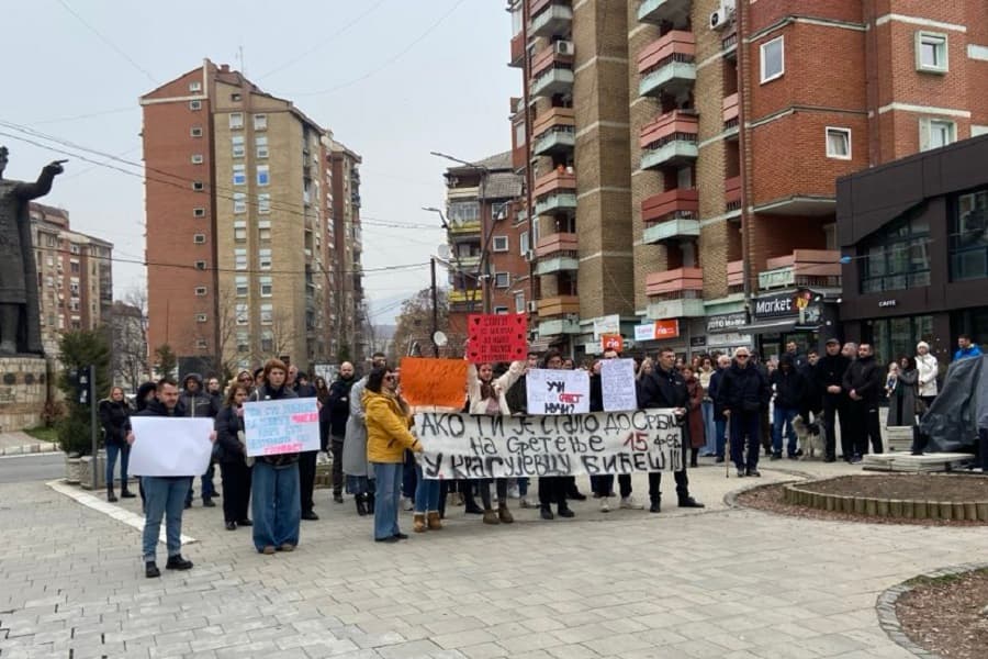 Përplasje verbale mes serbëve në veri, qytetarët mbajnë 15 minuta heshtje për viktimat në Novi Sad