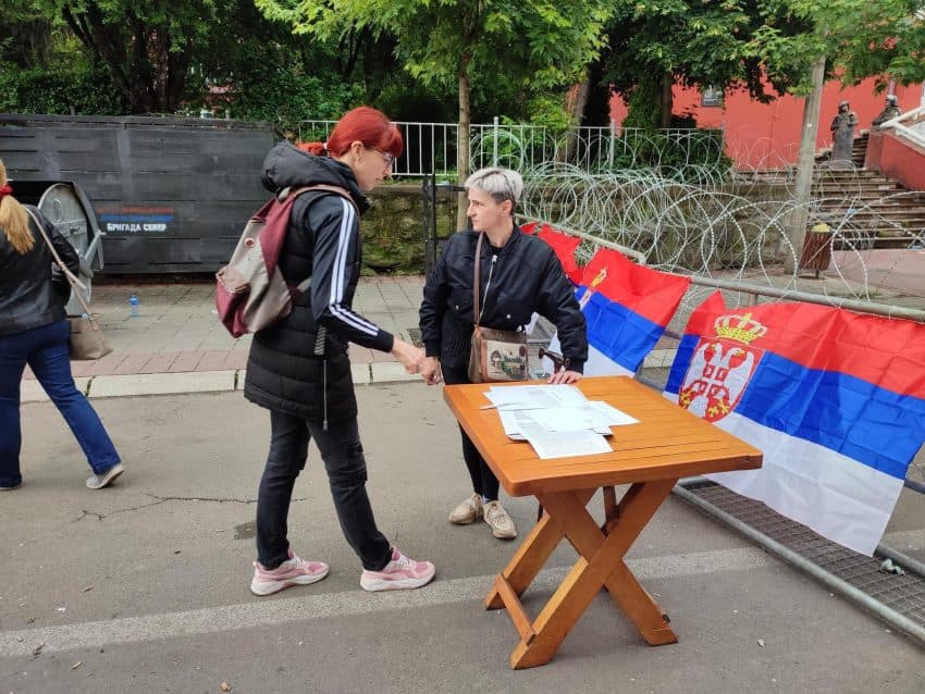 Fushata sekrete e Listës Serbe për sigurimin e votave – Nis shpërndarjen e parave që erdhën nga Serbia për serbët e papunë në Kosovë
