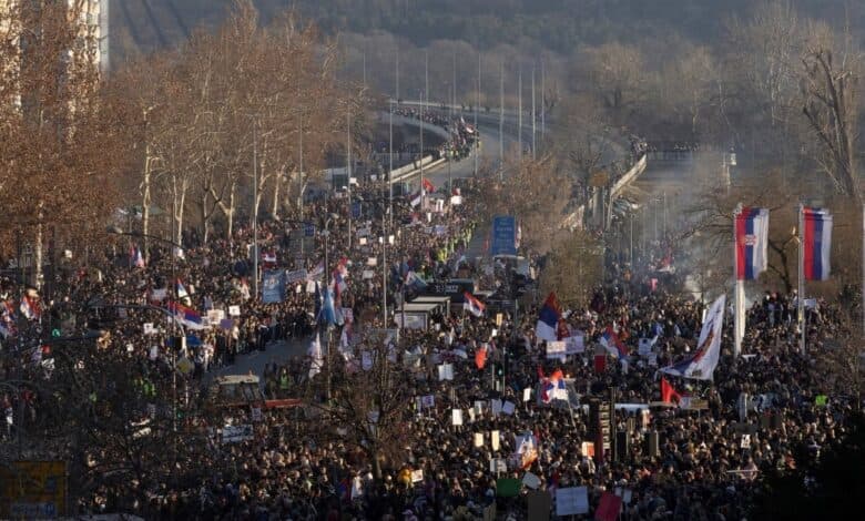 Serbia i kërkon ndihmë Rusisë për protestat e studentëve, por manipulon me Perëndimin
