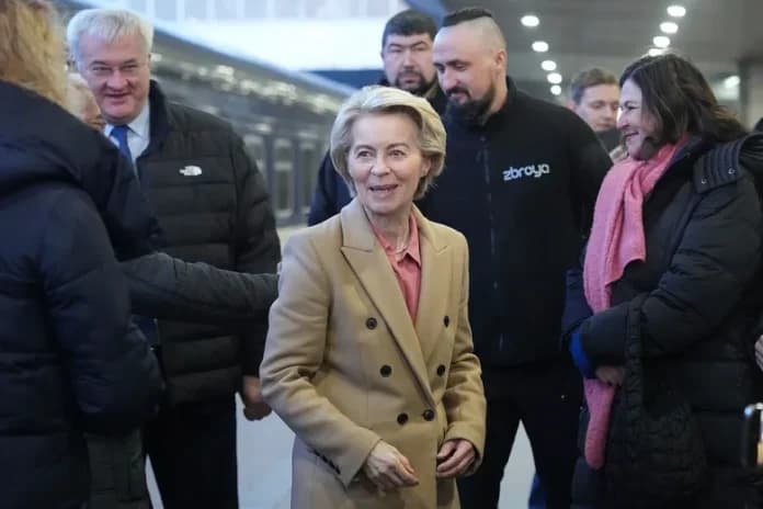 Von der Leyen viziton Kievin në përvjetorin e tretë të pushtimit të Rusisë