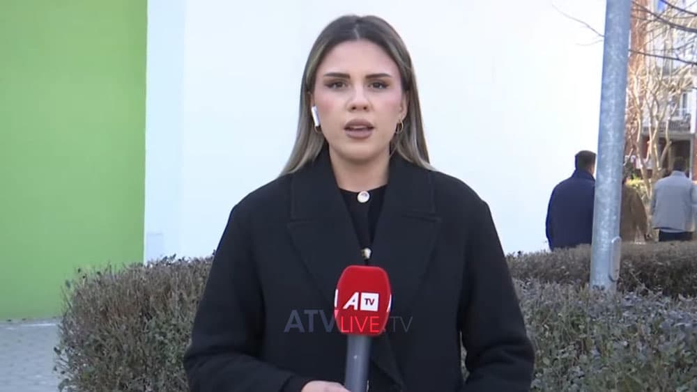Raportohet për një rrahje në shkollën “Dardania” në Prishtinë,  gazetarja e ATV-së jep detaje nga vendi i ngjarjes