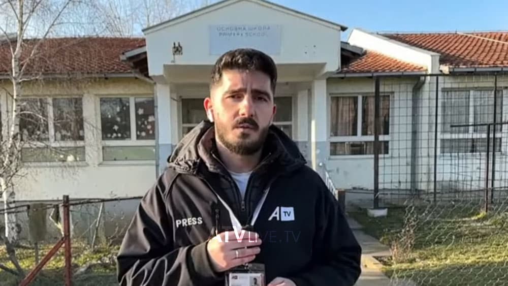 Brenda një shkolle në Gracë të Vushtrrisë shihen shkrime “Kosova është Serbi”