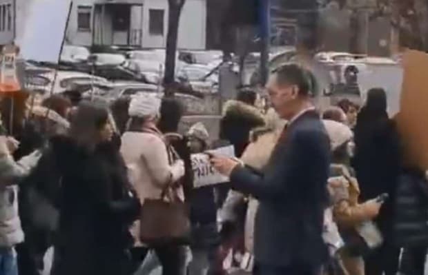 ​Eduard Joseph në mbështetje të protestuesve në Serbi, bën ‘selfie’ me ta