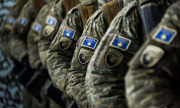 Dhjetë oficerë të FSK-së diplomojnë në Shqipëri