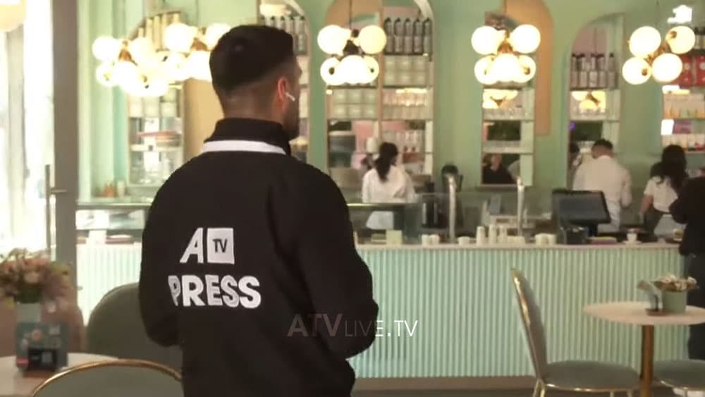 Kamarieri shkon të votojë, gazetari i ATV-së e zëvendëson për pak minuta