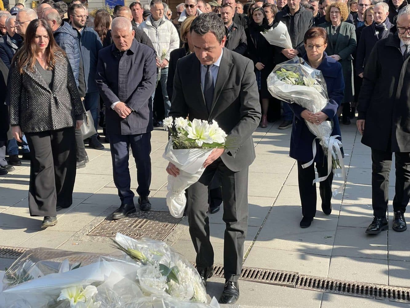 Mbahen homazhe te pllaka përkujtimore në nderim të Arben Xheladinit dhe Mon Balaj