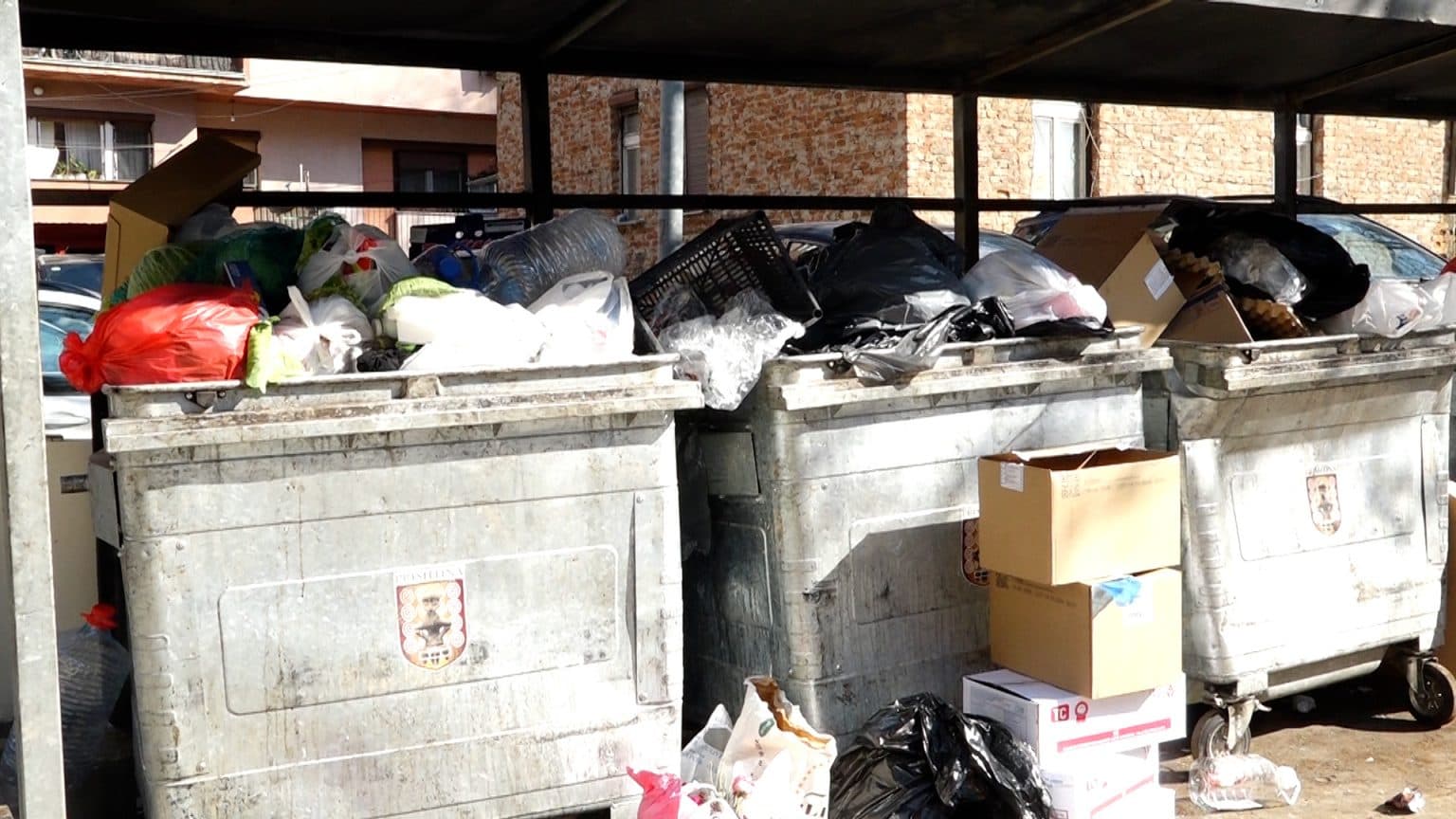 Gjendja e mbeturinave në kryeqytet, qytetarët: Turp që Prishtina të duket kështu