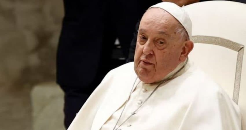 Papa Françesku anulon eventet pas shtrimit në spital