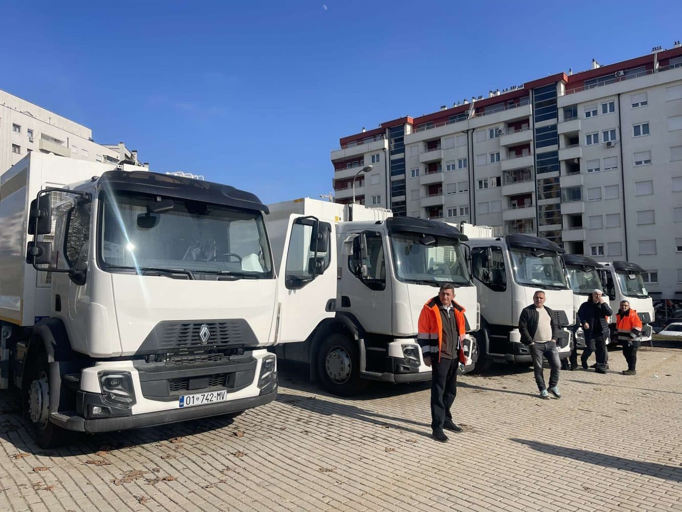 “Pastrimi” pranon gjashtë kamionë të rinj, vazhdon gjendje e jashtëzakonshme me mbeturina