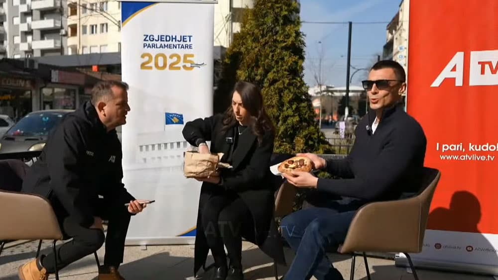 Atmosferë në studion e hapur në Gjakovë, gazetarët e ATV-së i presin mysafirët me samuna
