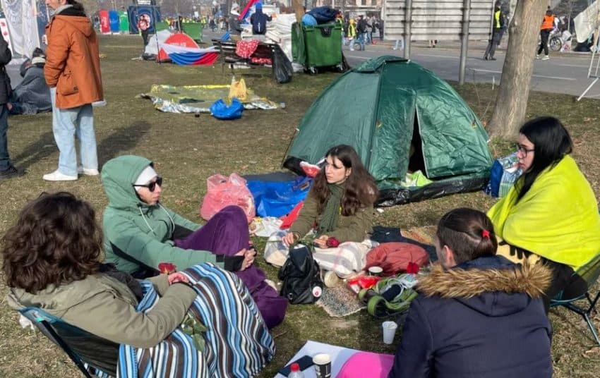 Studentët kalojnë natën afër urës së bllokuar në Novi Sad