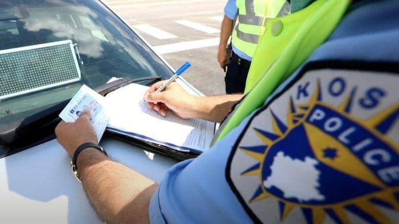 Policia shqiptoi 1926 gjoba trafiku për 24 orë